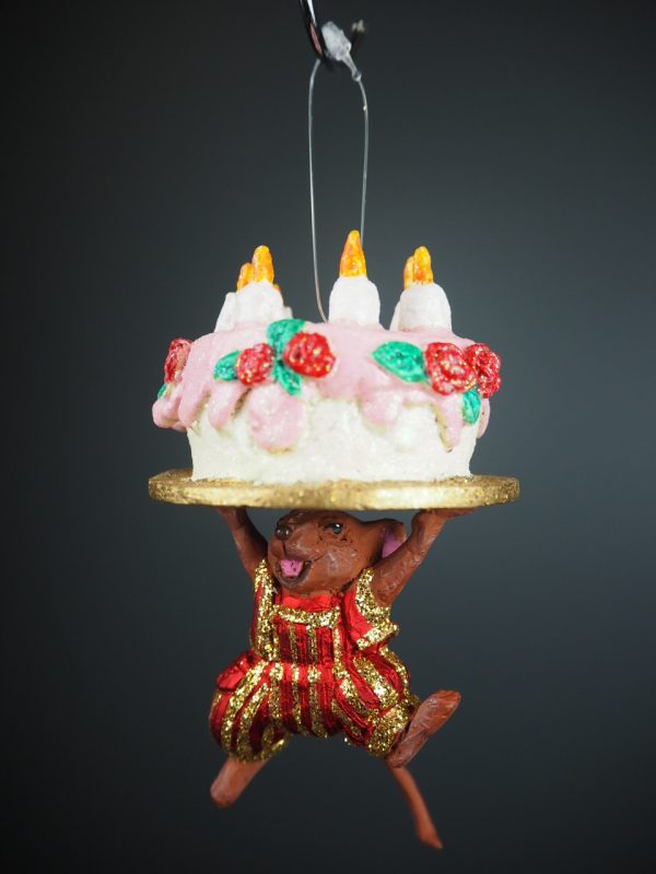 Little red mouse carrying cake - Image 4
