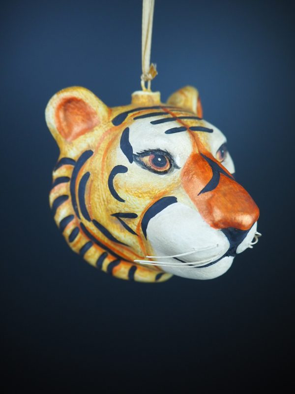 Tiger head in realistic w/ ant