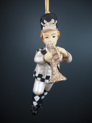 Trumpeter soldier in white/black fin orn