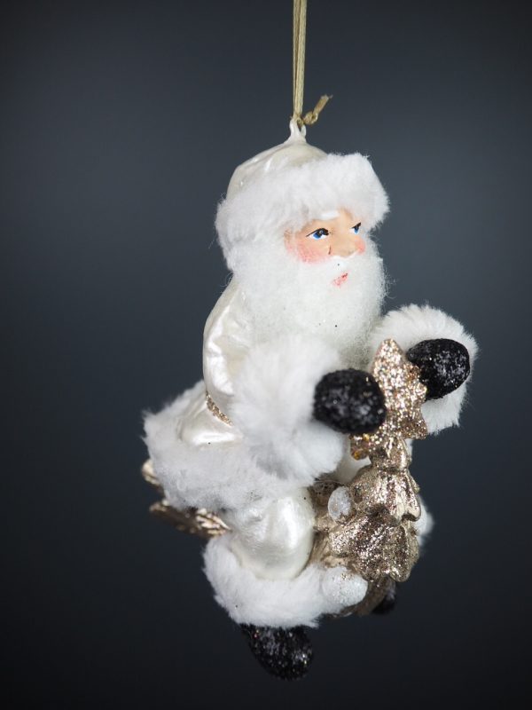 Santa in pearwhite w/ fur motor tree