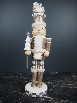 Nutcracker w/tree/gift/hat pearlwhite 1.5 ft