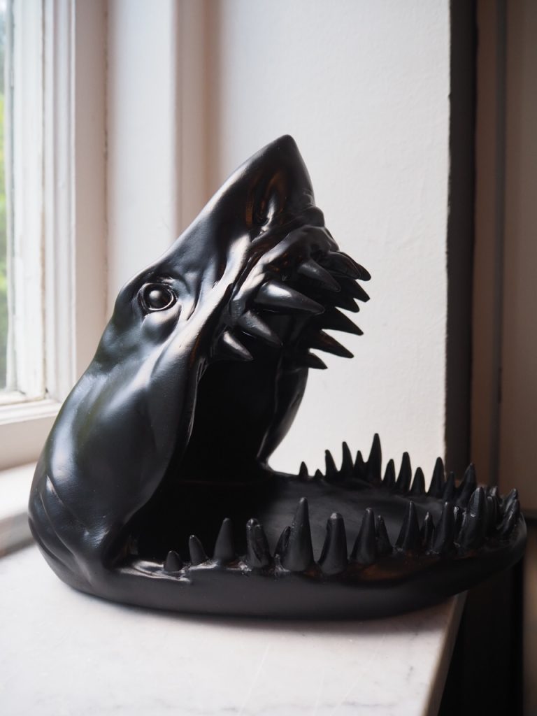 Shark head plate Black - Image 3