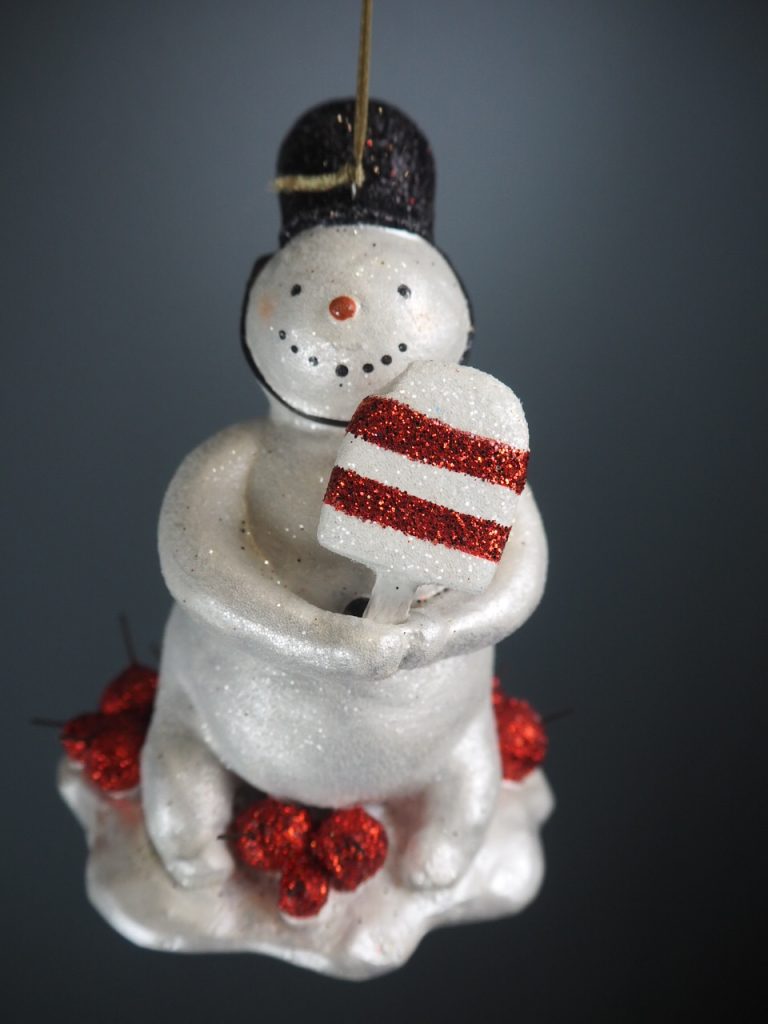 Police snowman hold red/wh ice pop - Image 8