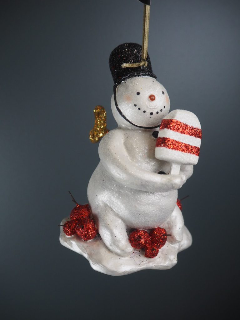 Police snowman hold red/wh ice pop - Image 11