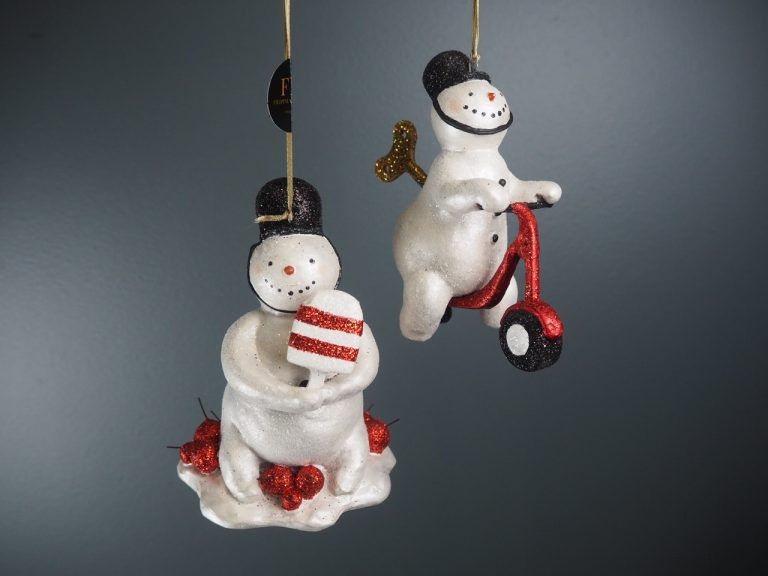 Police snowman hold red/wh ice pop - Image 14