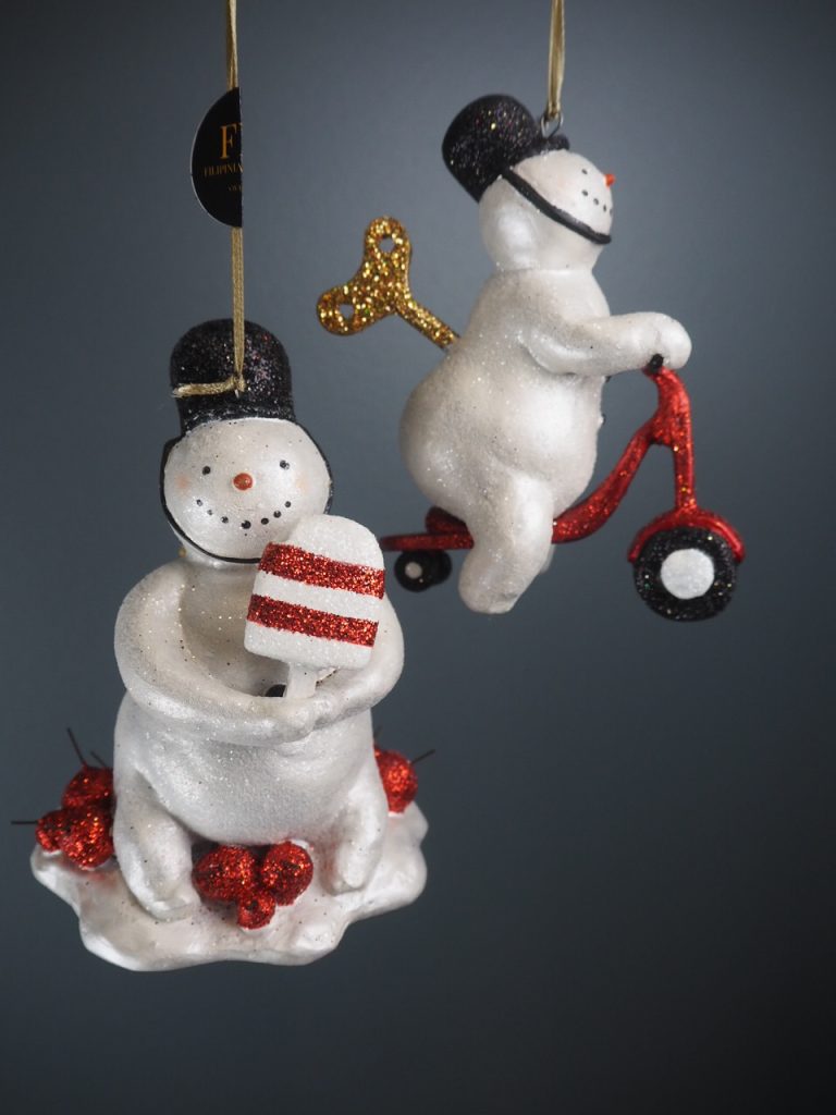 Police snowman hold red/wh ice pop - Image 15