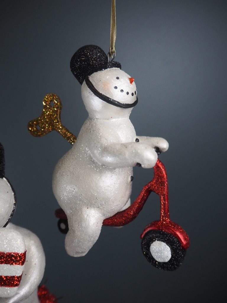 Police snowman hold red/wh ice pop - Image 16