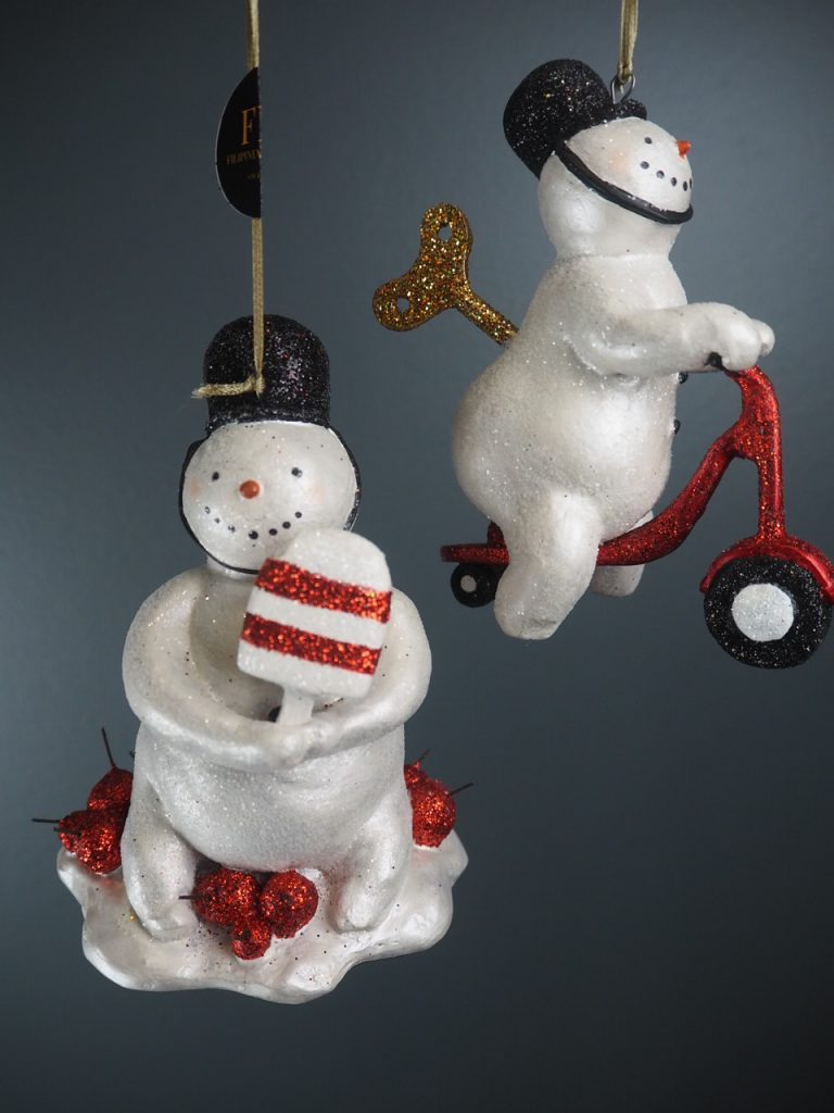 Police snowman hold red/wh ice pop - Image 17