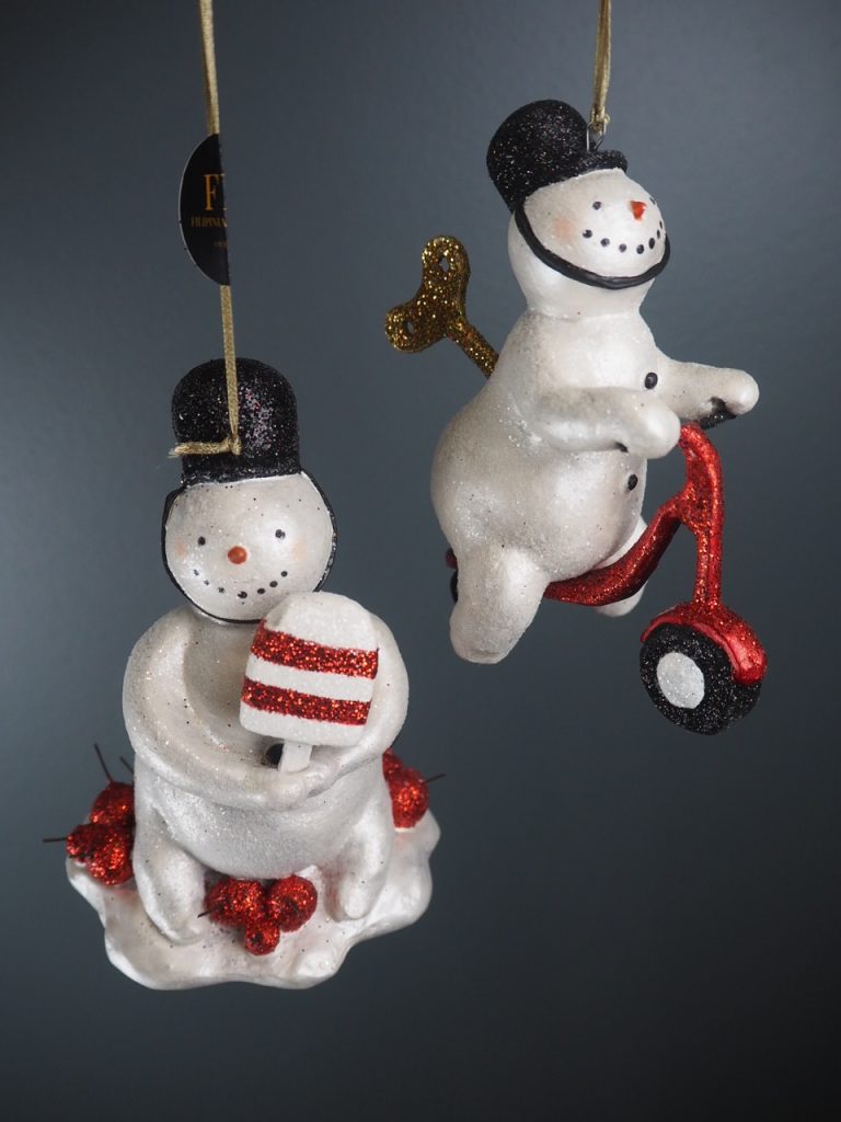 Police snowman hold red/wh ice pop - Image 18