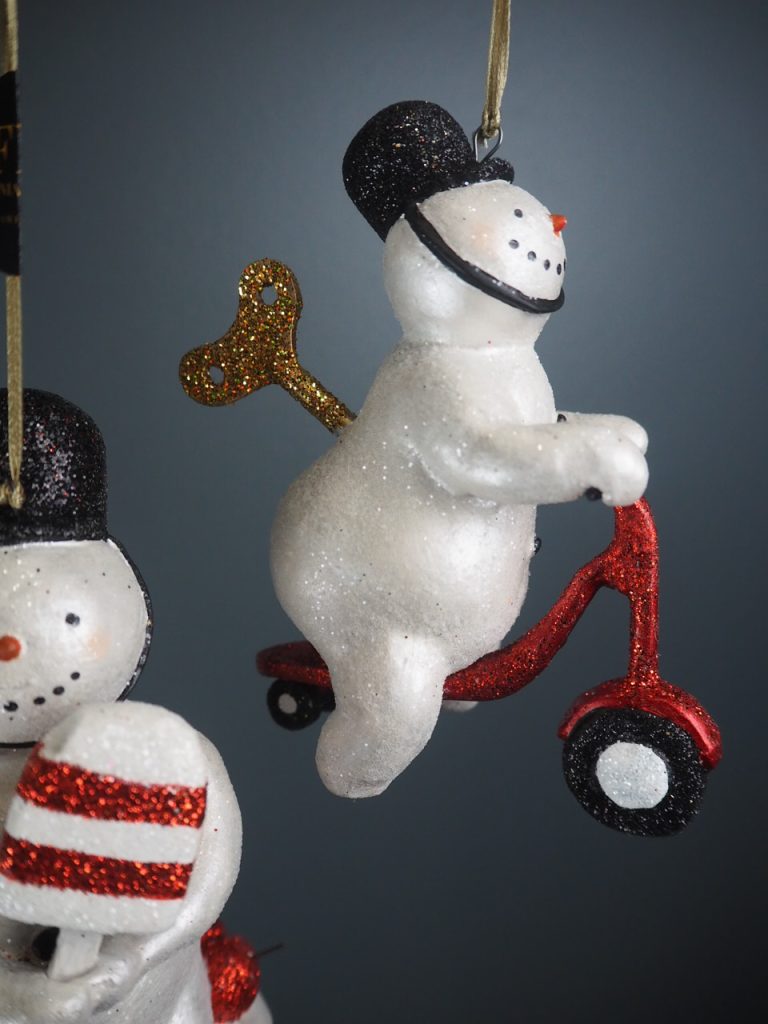 Police snowman hold red/wh ice pop - Image 19