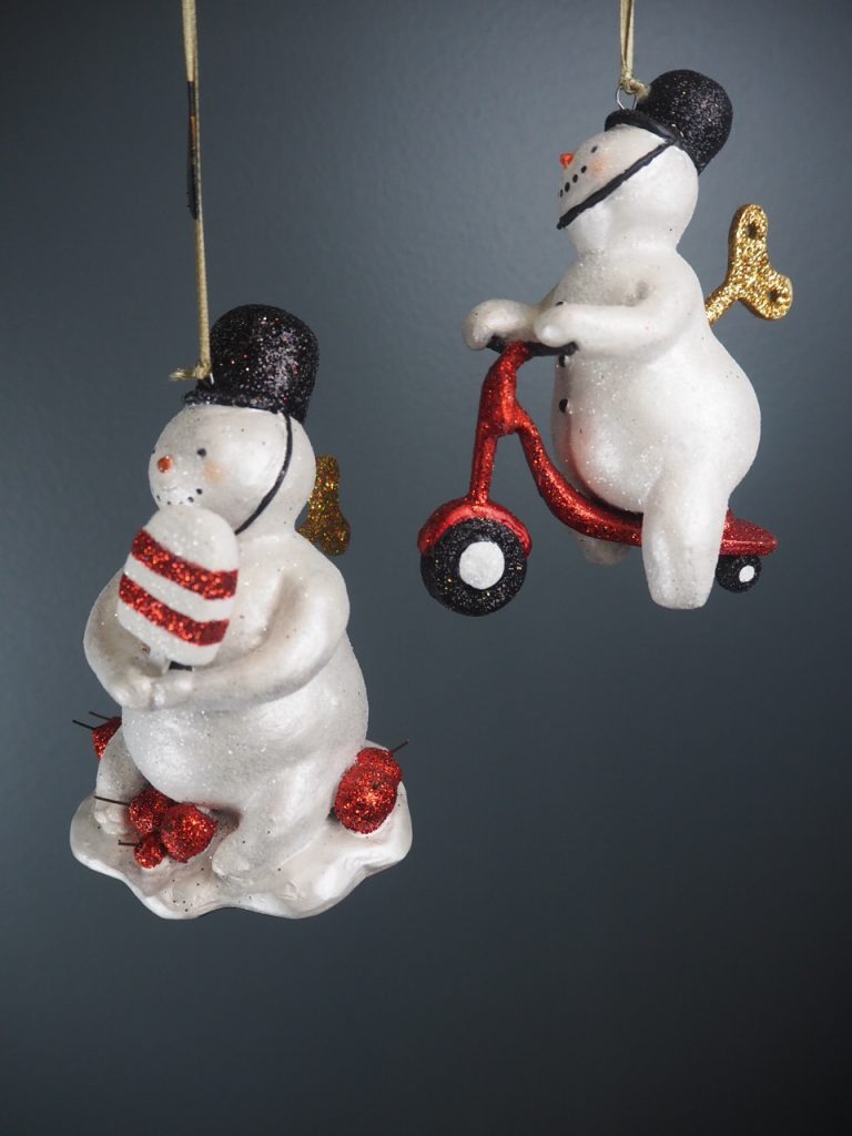 Police snowman hold red/wh ice pop - Image 20