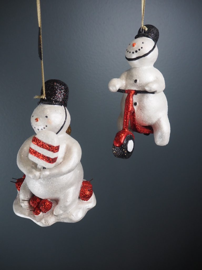 Police snowman hold red/wh ice pop - Image 21