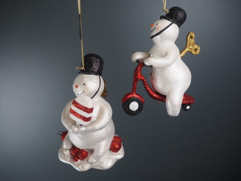 Police snowman hold red/wh ice pop - Image 22