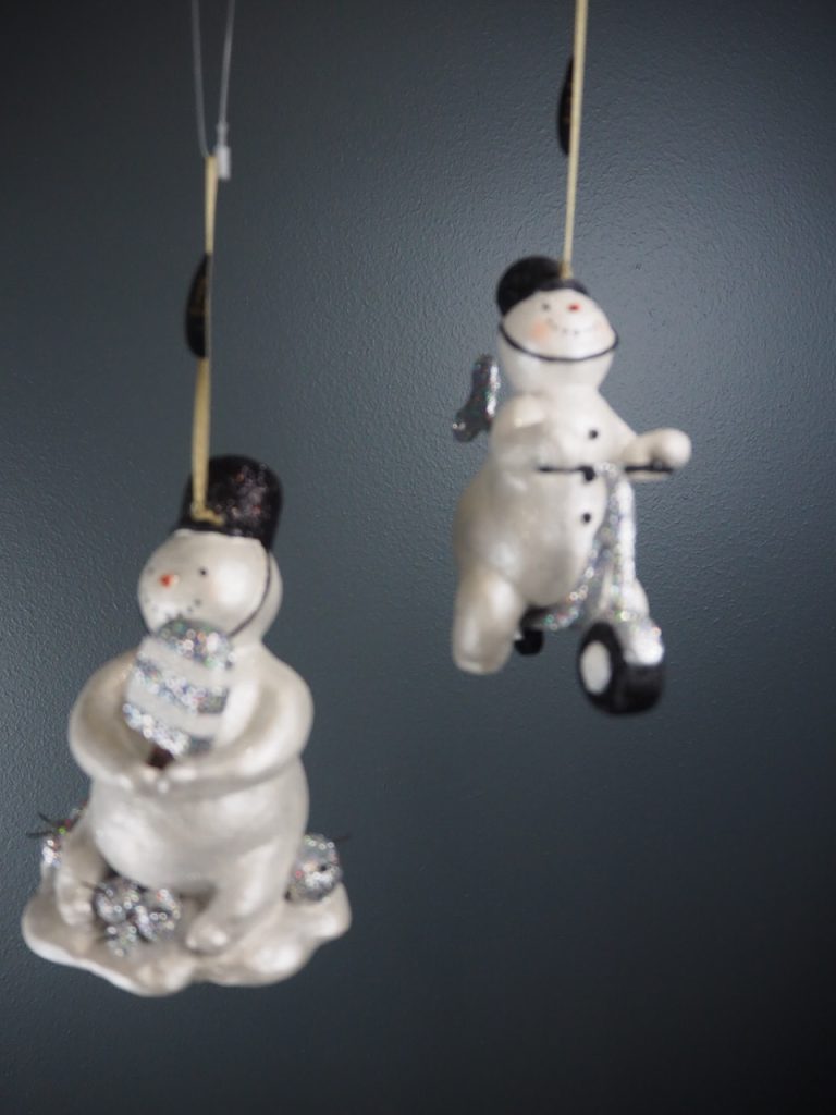 Police snowman holdsilver/wh ice pop - Image 13