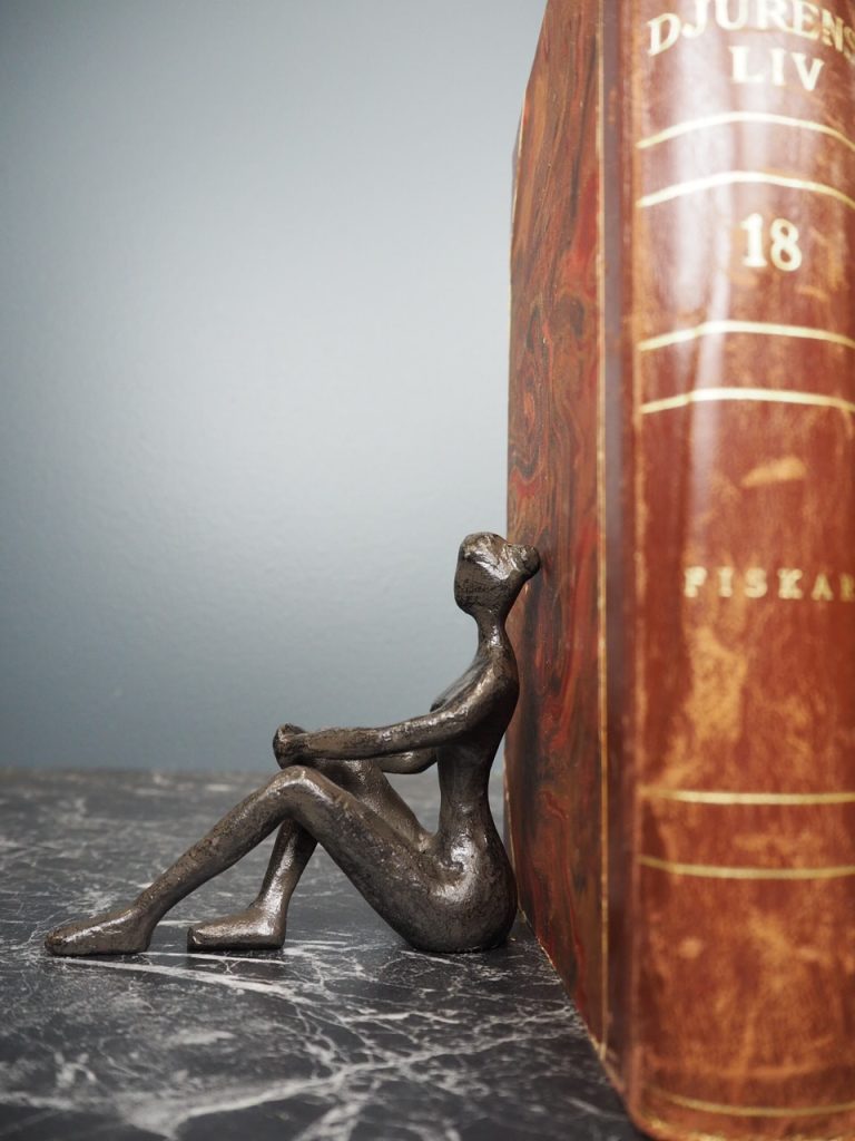 Human bookends - Image 2