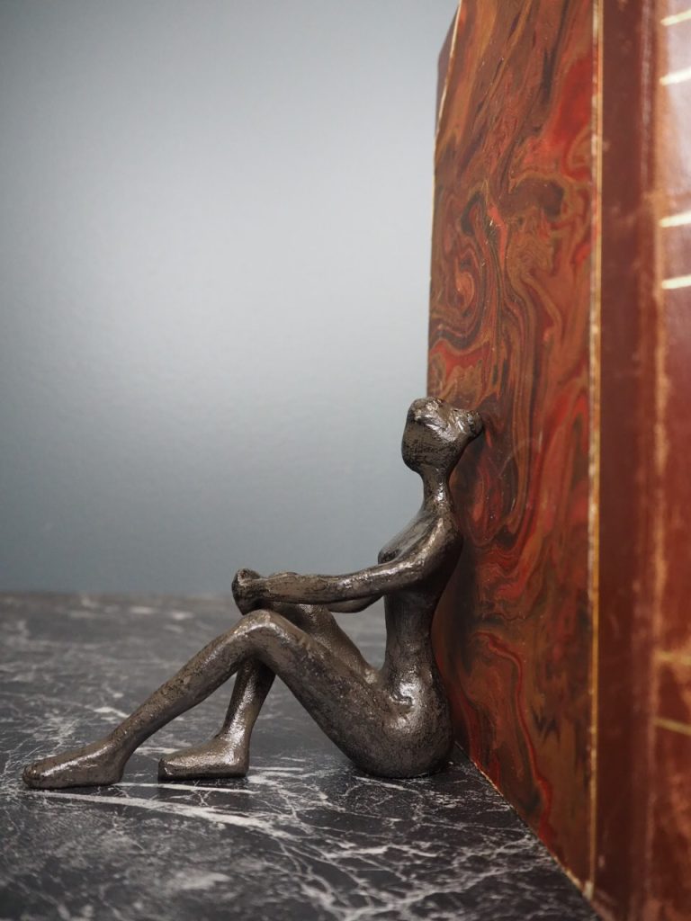 Human bookends - Image 3