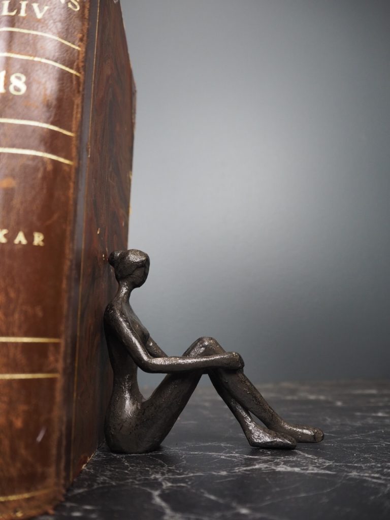 Human bookends - Image 5