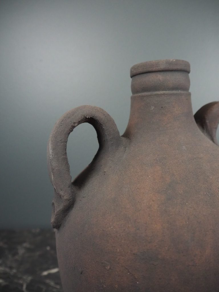 Galatea black vase w handle - Image 3