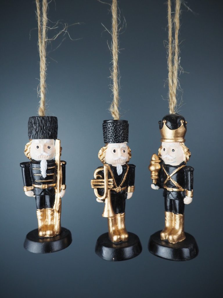 Polyresin soldiers hang,3pc/kraft window box