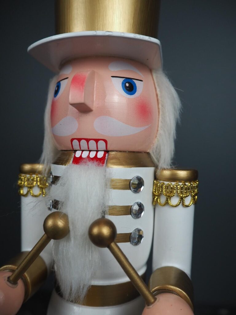 Nutcracker w drum white - Image 2