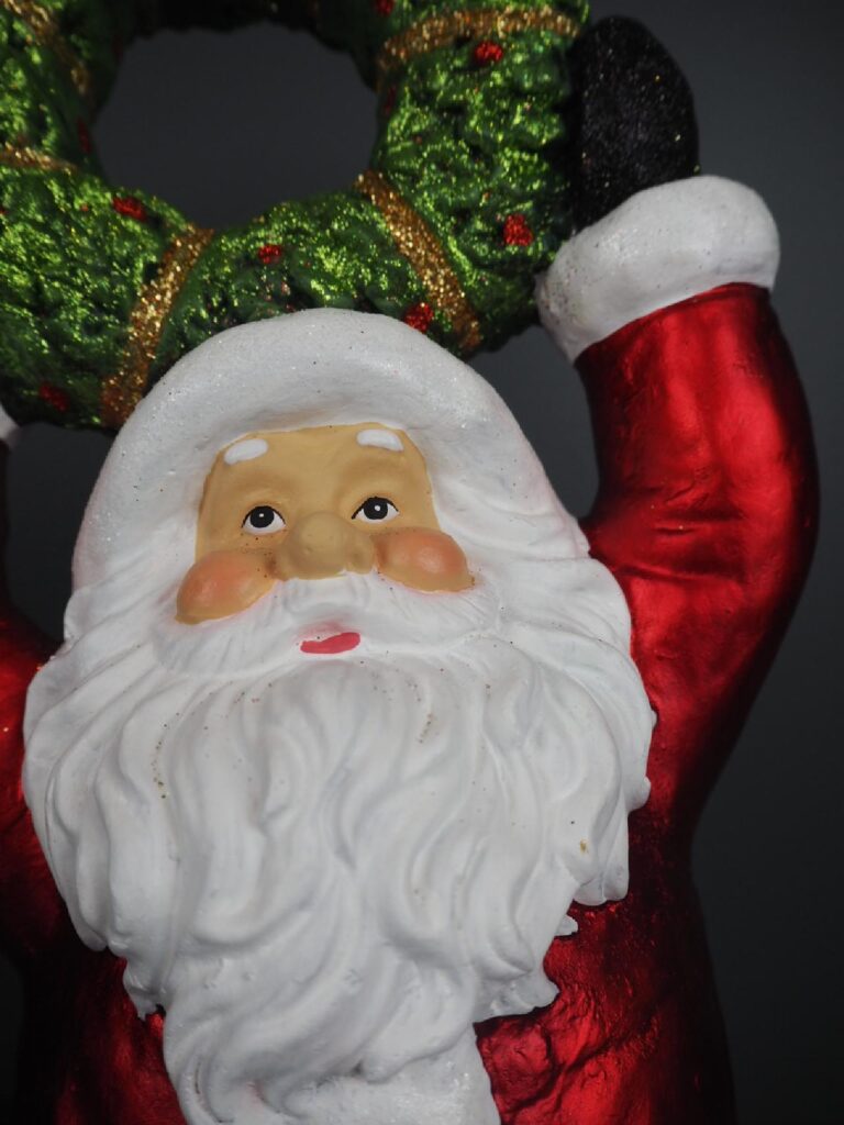 Santa holding wreath - Image 2