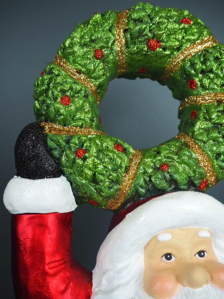 Santa holding wreath - Image 3