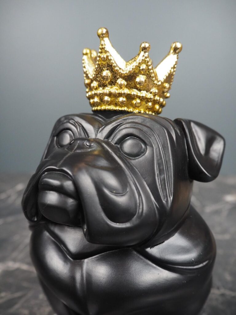 Bulldog with crown - Image 3
