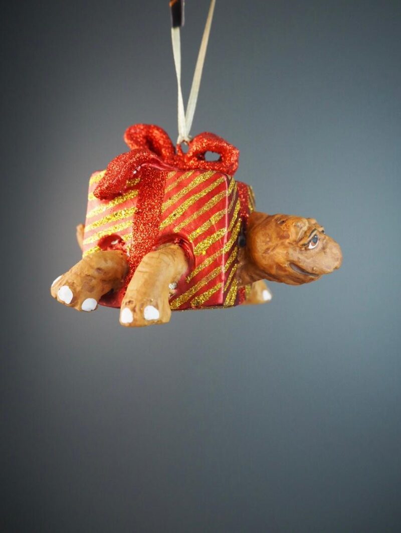 Tortoise gift in red/gold orn