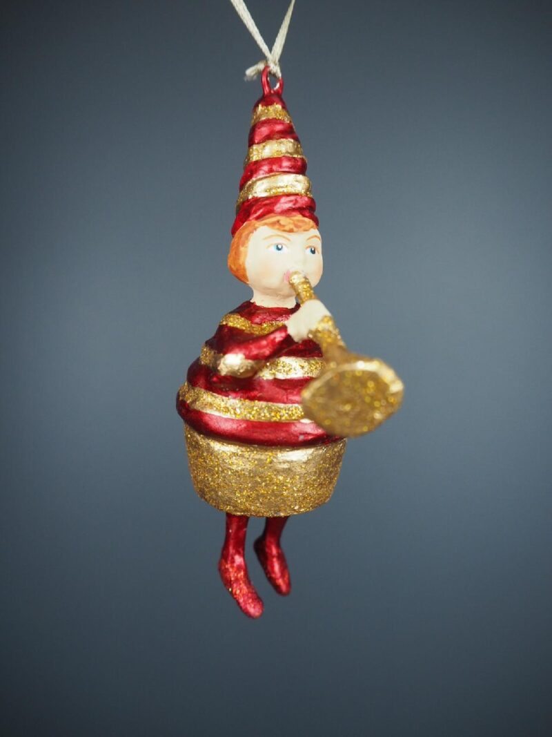 Chubby trumpeter in red/gold