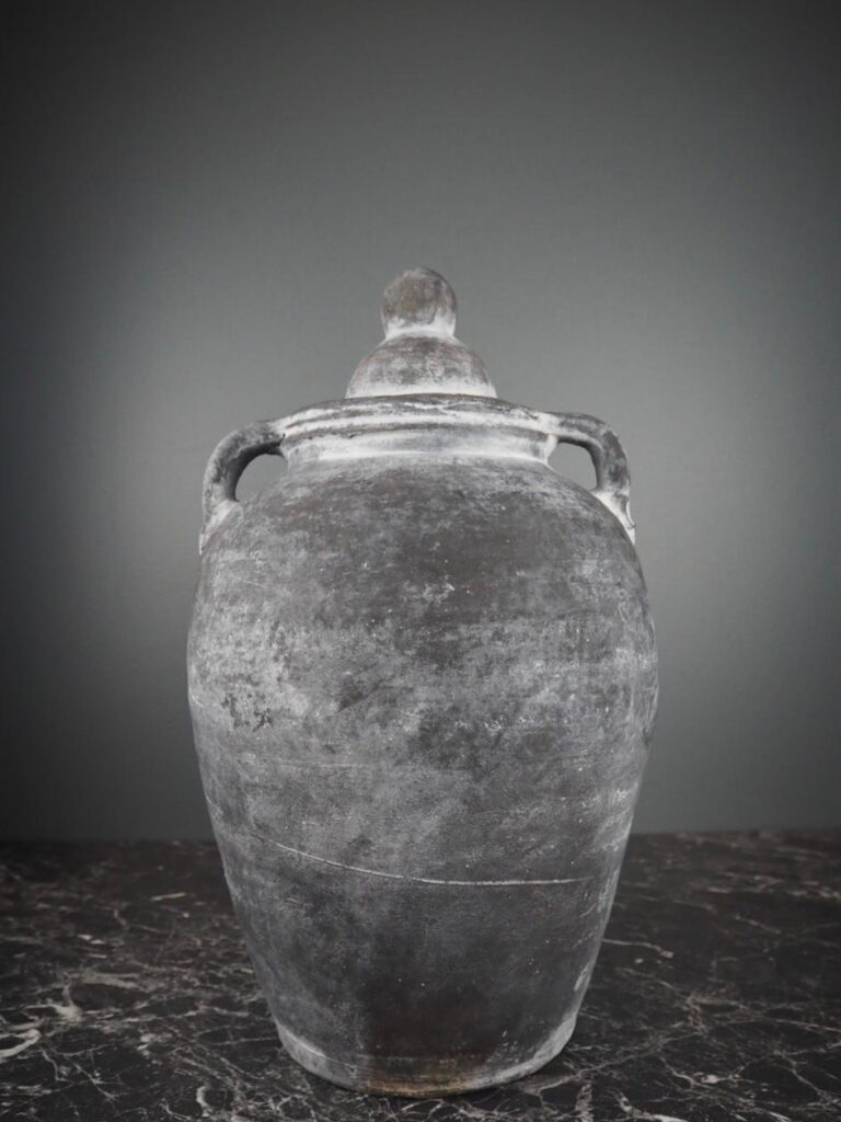 Black vase alikabok w cap