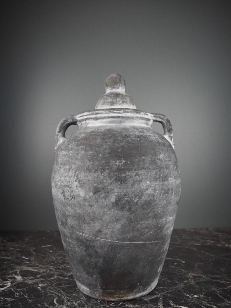 Black vase alikabok w cap