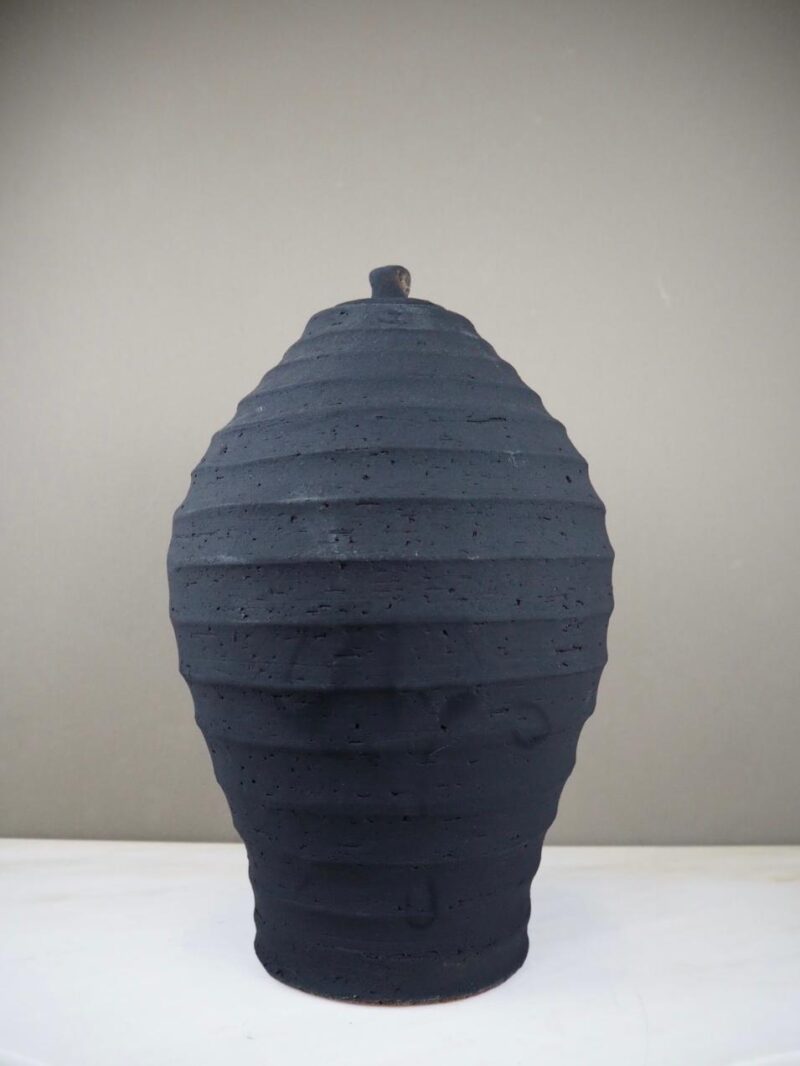 Carved vase black L Seklet