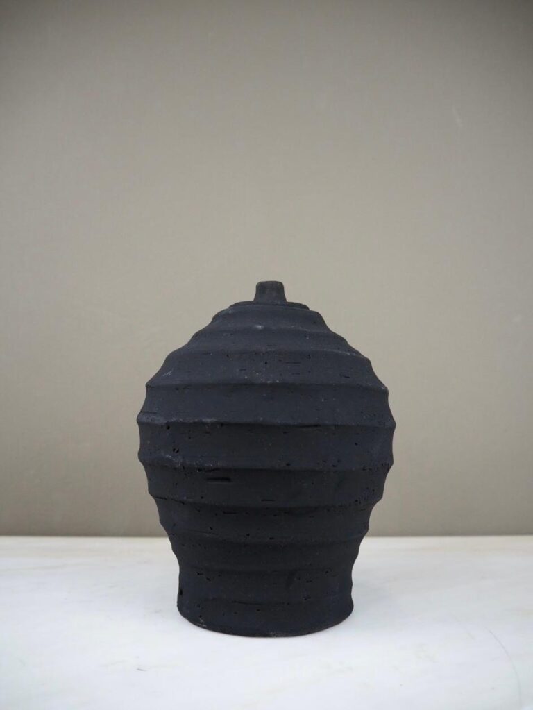 Carved vase black S Seklet