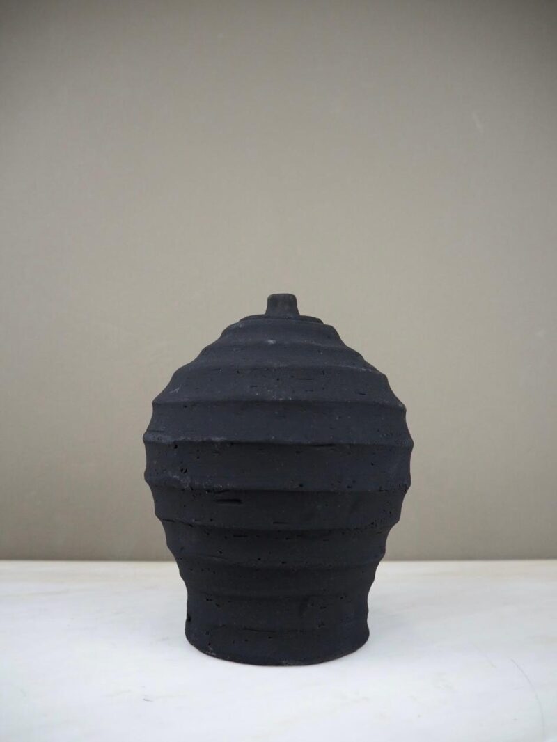 Carved vase black S Seklet