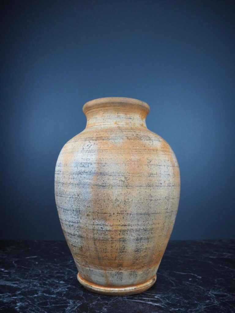 Distressed vase brown alikabok