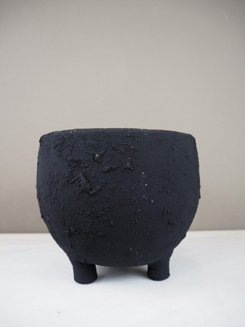 Ball shape pot black M