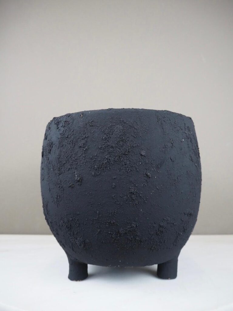 Ball shape pot black L
