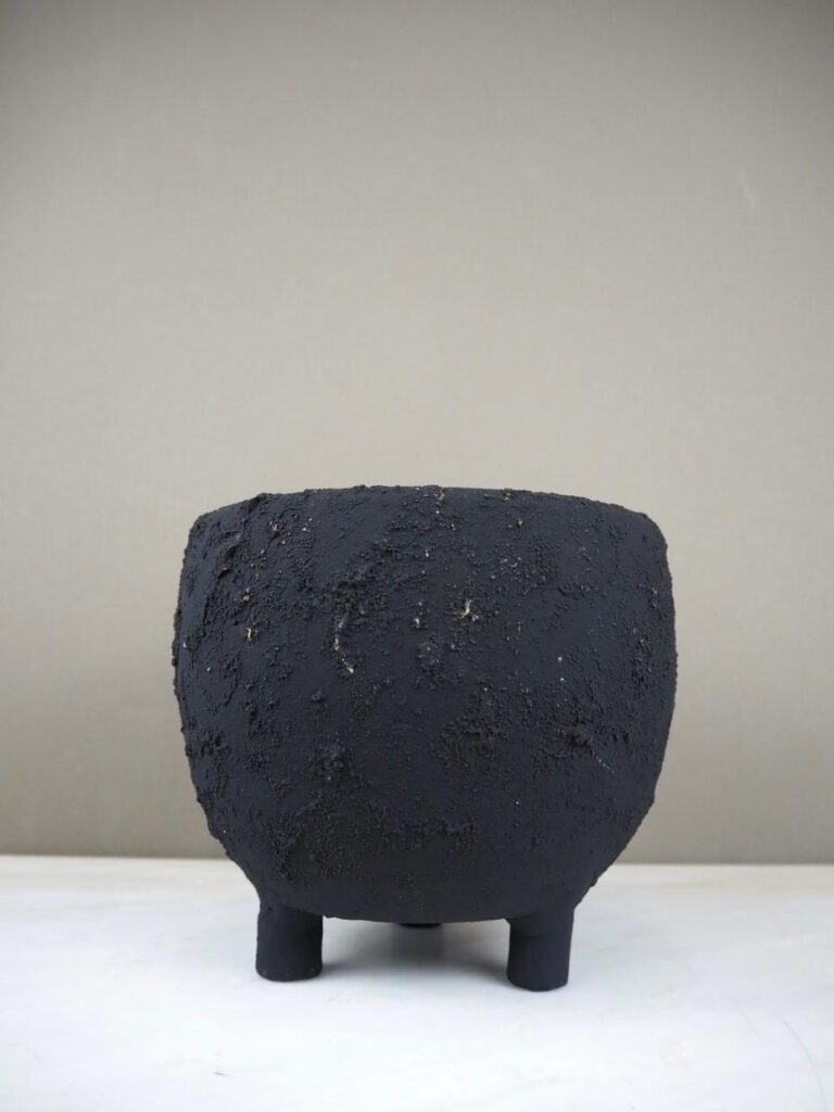 Ball shape pot black S