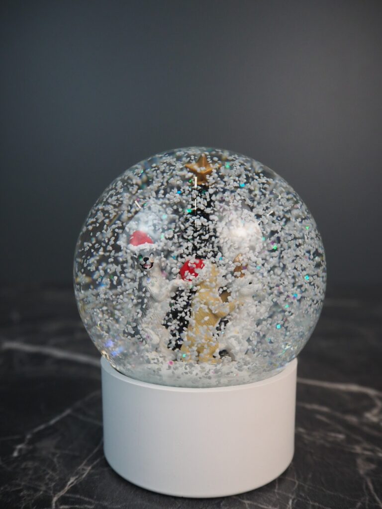 Dogs and tree snowglobe 80mm - Image 2