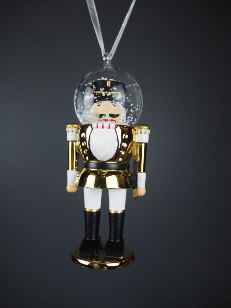 Nutcracker golden snowglobe 35mm