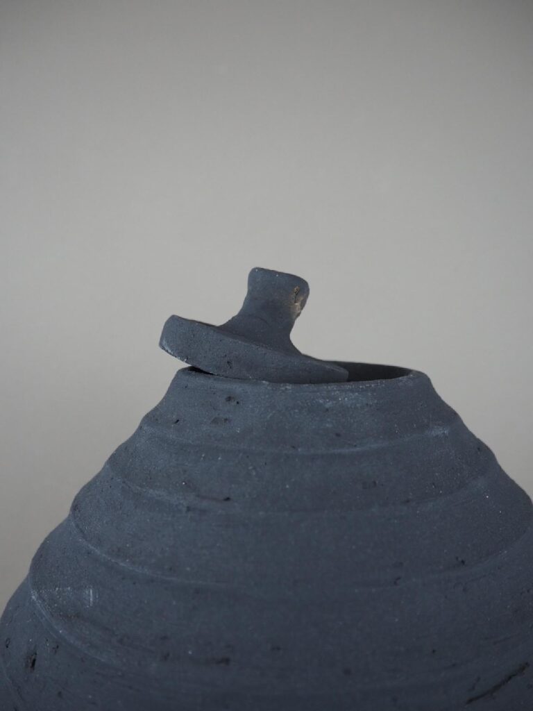 Carved vase black L Seklet - Image 4