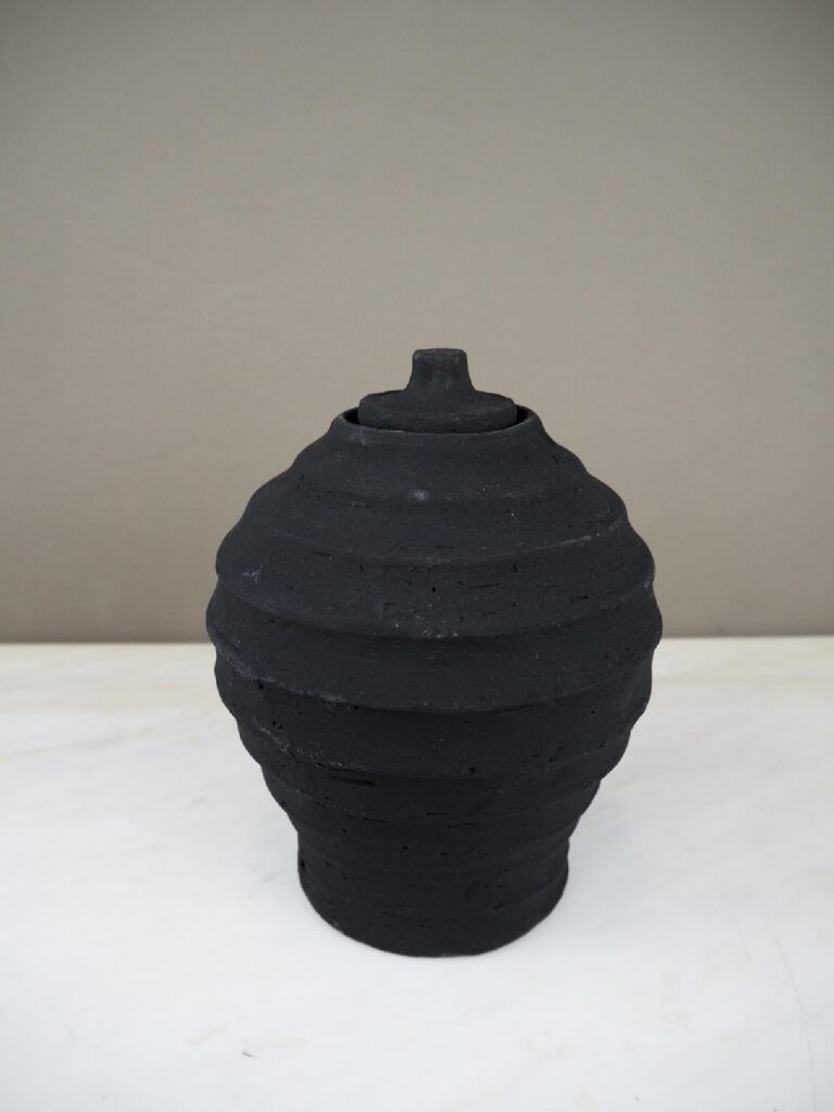 Carved vase black S Seklet - Image 4