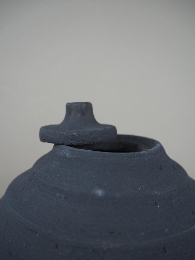 Carved vase black S Seklet - Image 2