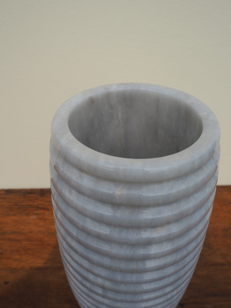 Marble ribbed vase - Image 2