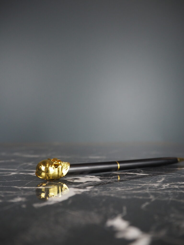 Golden scull ball pen - Image 3
