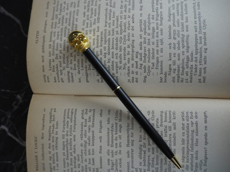 Golden scull ball pen - Image 5