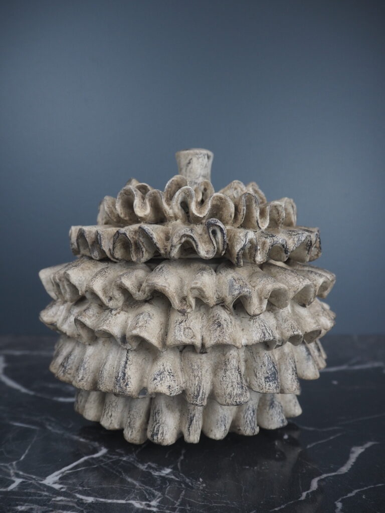 Round pinecone Jar white Sl