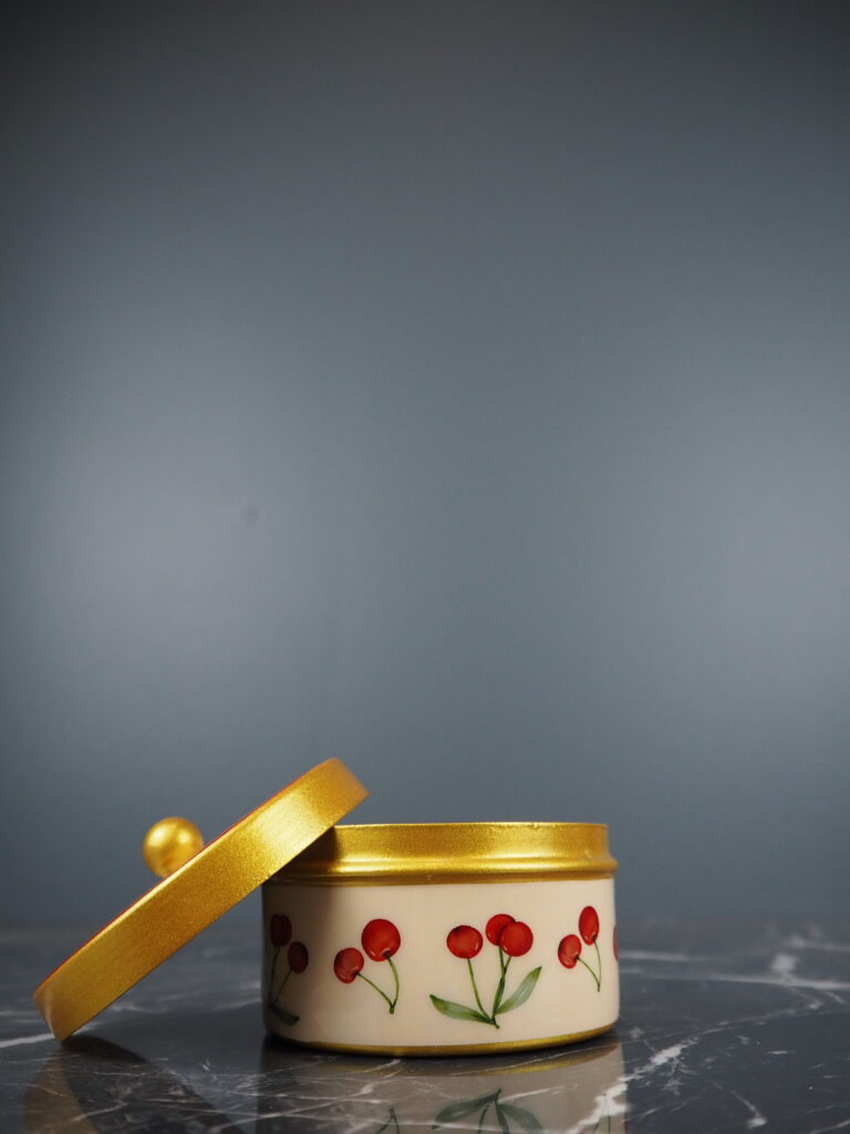 Box w cherries