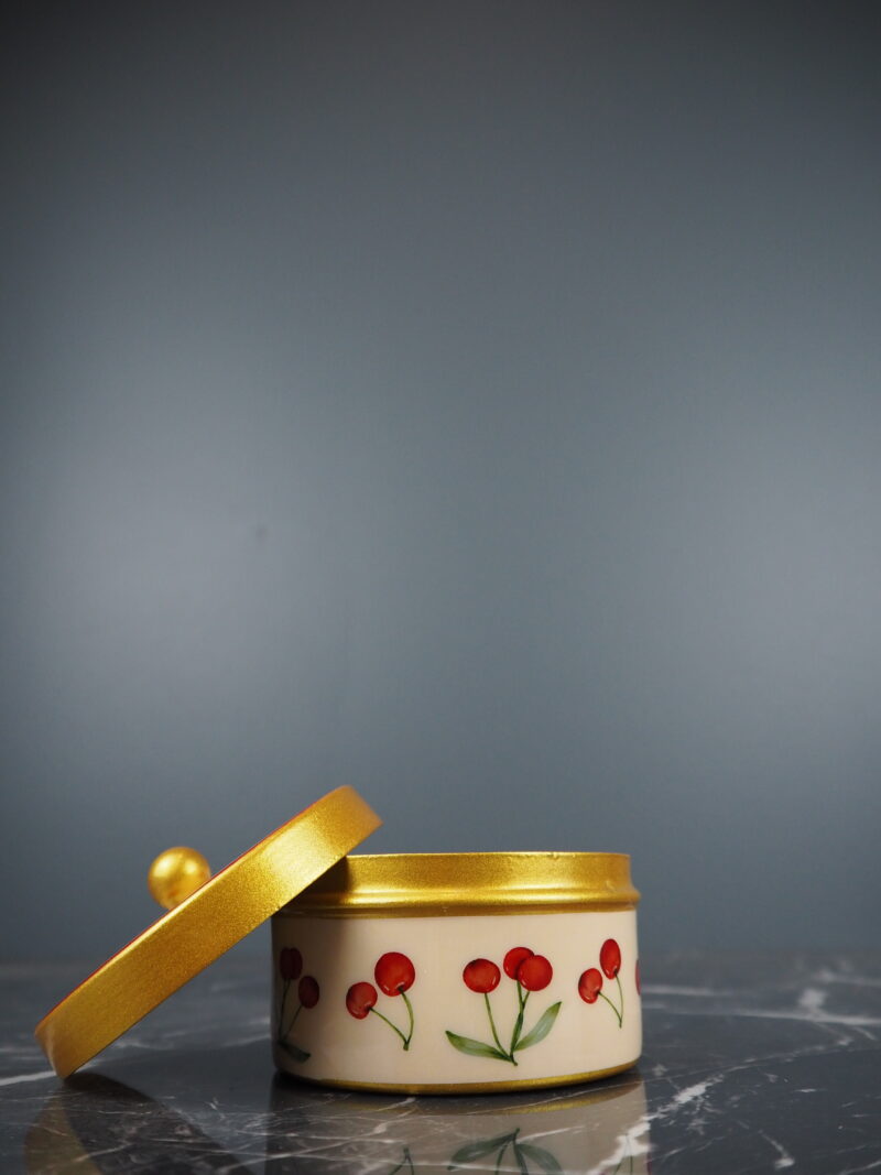 Box w cherries