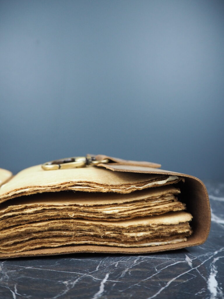Vintage leather journal w hook closure - Image 3